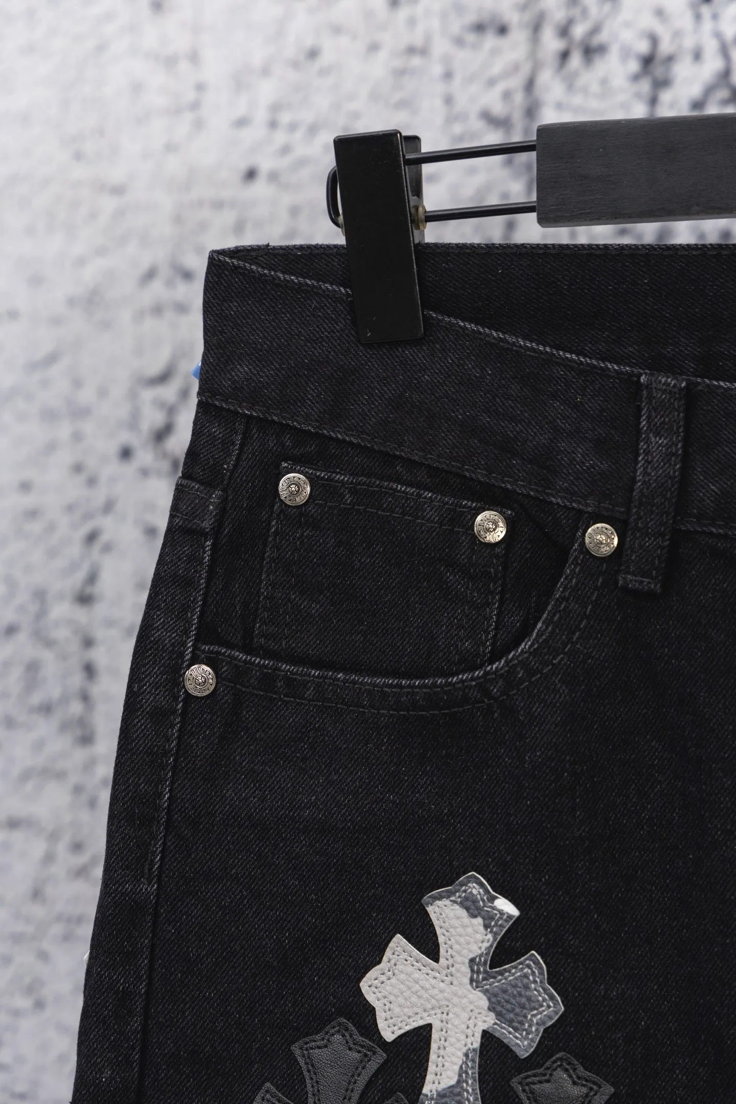 P250 chrome hearts new gray and black gradient cross patchwork leather black jeans vi Top heavy industry fashionable design] Consistent high street luxury style creation. Speaking of this style, the Zangyin family and GU family are definitely the leading representative brands. Especially the Zangyin family has really achieved a state-of-the-art effect in creating high street style. The unique washed material is used to create this style. The color system is quite eye-catching. After it is decorated with patchwork cross flowers, it cleverly highlights the charm of the brand. Secondly, this style uses classic The classic high-waist cutting design highlights the long legs and fashionable temperament of the upper body. The brand is highly recognizable and the slim fit configuration is more suitable for daily wear. It is a product that interprets personality, fashion, and specifications at a glance. This single product is enough to make any fan excited. It can be a white T-shirt for youthful preppy style, or a tight suspender for lady style. It has strong matching ability and can be easily controlled by men.  [Materials and craftsmanship] Needless to say, this point goes without saying. As an excellent craftsman brand, Zangyin’s requirements for details and craftsmanship are really perfect. The washed color of this model has gone through so many processes, not to mention the embellishment of denim appliques. It is also purely hand-made and sewn. Just like what they believe in, only hand-made things have soul and have the meaning of wear. A top-notch heavy-duty fashionable denim item, I look forward to your perfect interpretation! !  Size: 28-36 Color: black